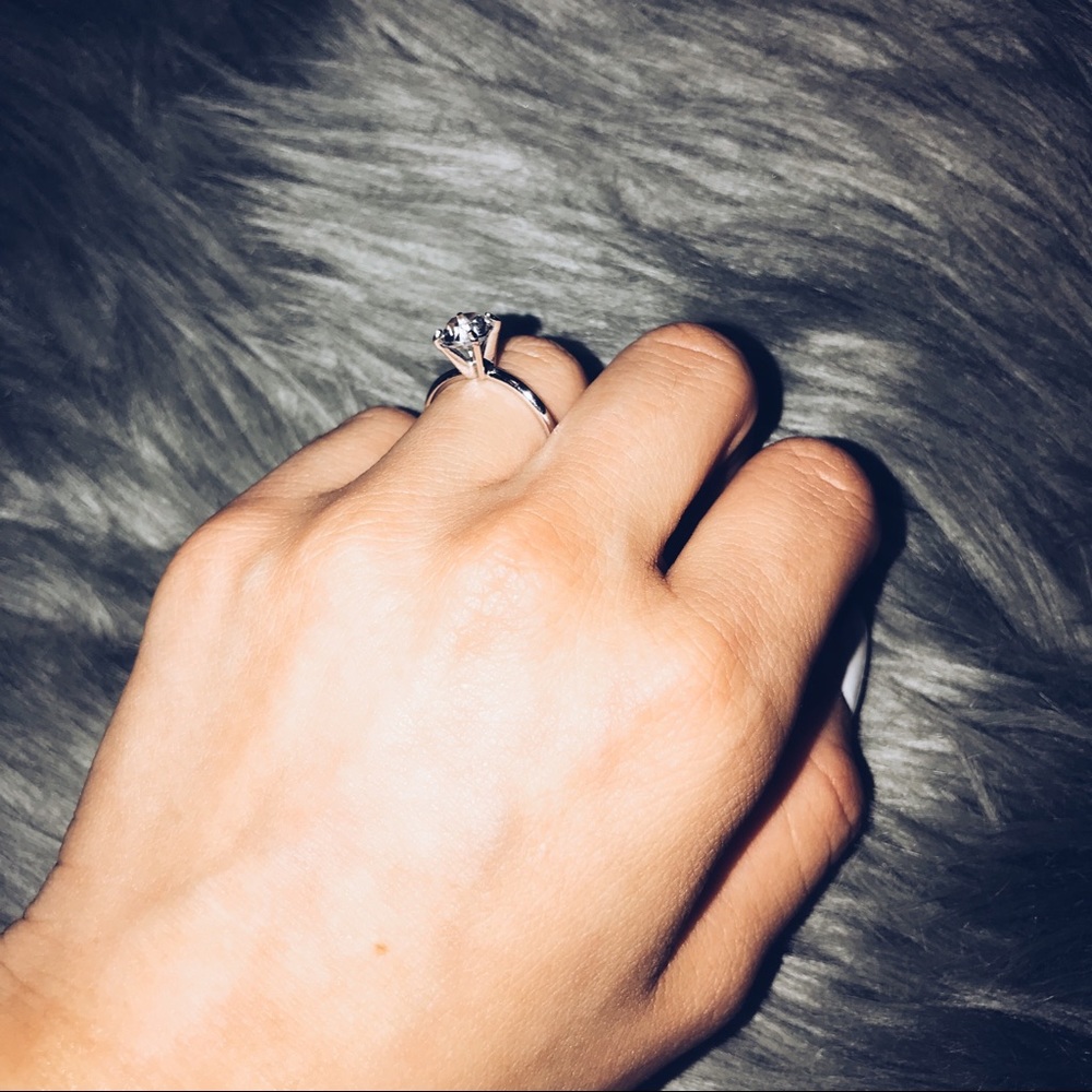 4 prong silver ring! - Picture 2 of 2